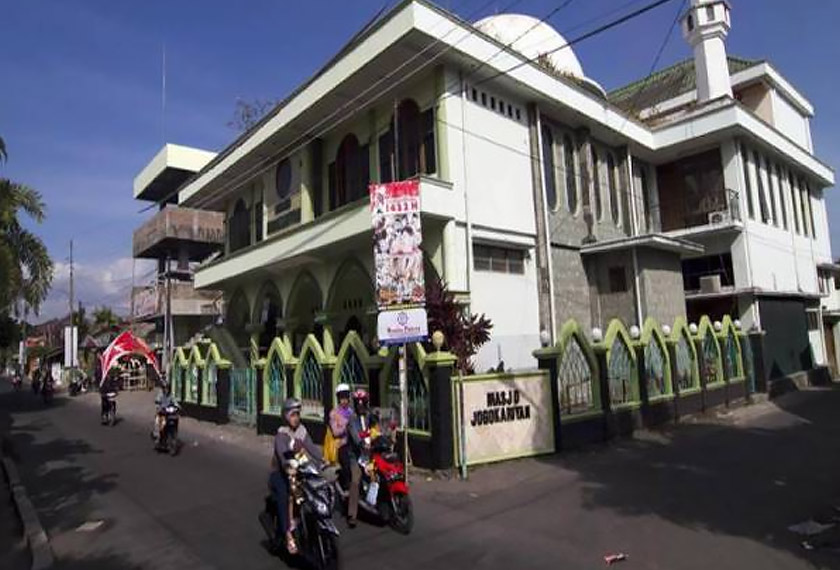 Masjid Jogokariyan mengambil inisiatif untuk menggantikan barangan jemaah yang hilang untuk menjaga keamanan jemaah ketika beribadah. - Foto Tempo