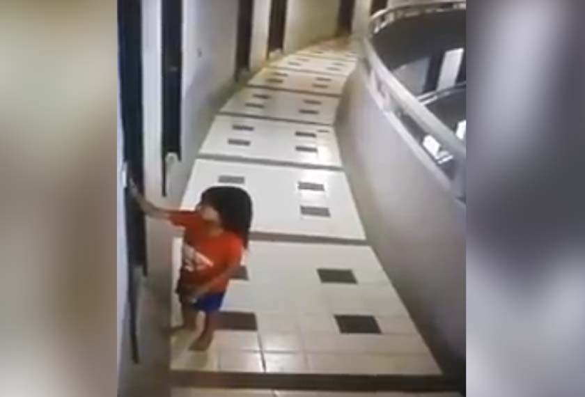 Rakaman CCTV menunjukkan kanak-kanak itu berlari-lari di koridor bilik hotel penginapannya sebelum terjatuh. -Video viral