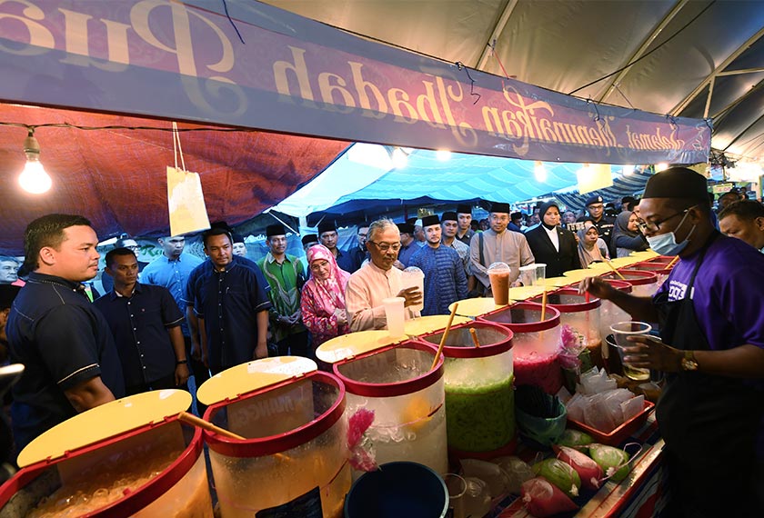 Yang di-Pertuan Agong dan Raja Permaisuri Agong berkenan membeli minuman di Bazar Ramadan Taman Kerang hari ini. --fotoBERNAMA