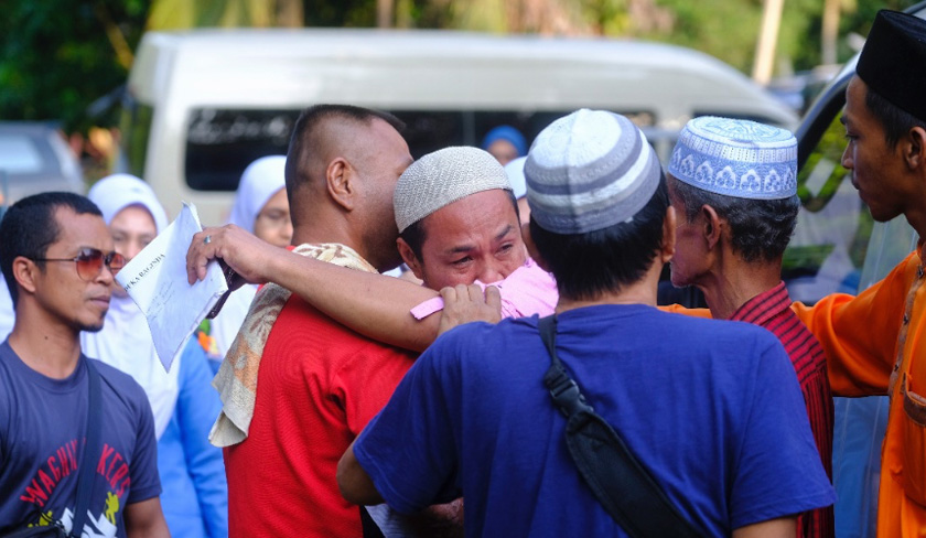 Suami arwah, Mohd Udzair Khalid, sebak menyambut kepulangan jenazah di kampung halaman. - Ihsan Bernama
