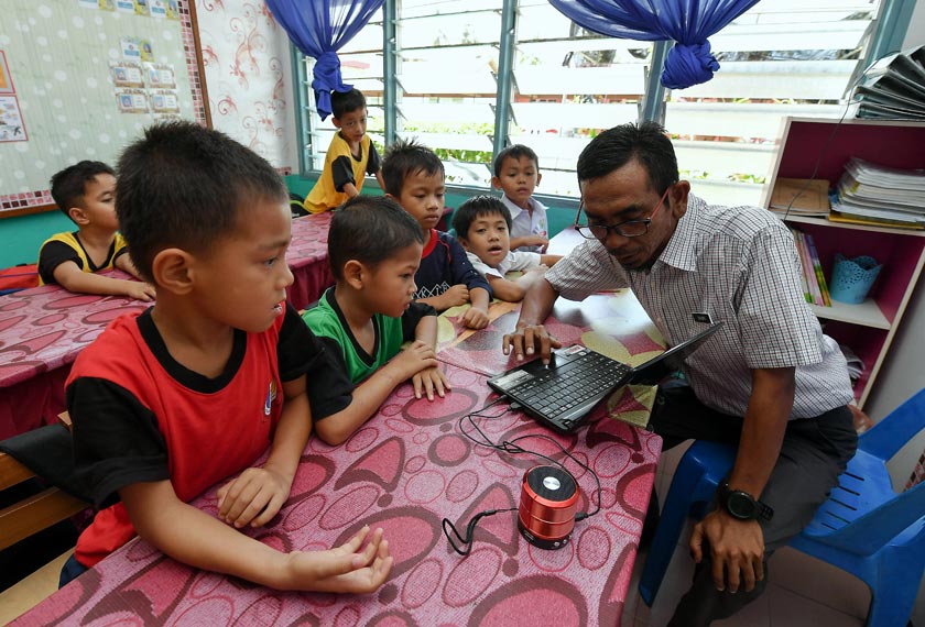 pada sesi pembelajaran subjek Bahasa Inggeris dengan menggunakan video menerusi komputer riba di Sekolah Kebangsaan Kompleks Seberang Takir baru-baru ini.