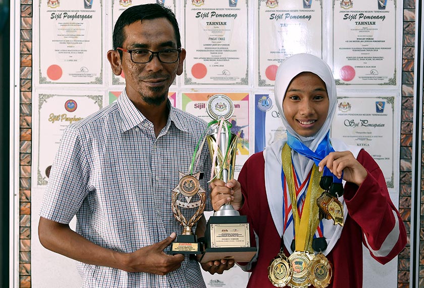 Ahmad Shabri bersama anak didiknya Nur Hidayah yang memenangi Peserta Terbaik Kategori Pembelajaran-Perempuan dalam Kejohanan Olahraga Pendidikan Khas Kebangsaan 2018. - BERNAMA