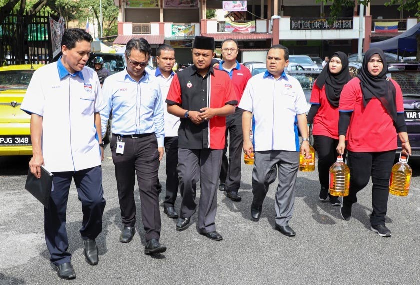 Syarikat runcit antarabangsa itu menggunakan sebahagian daripada wang wakalah majikan Tesco, iaitu potongan gaji zakat kakitangan Tesco bagi menyantuni 12 keluarga asnaf melibatkan 40 orang isi rumah di Projek Perumahan Rakyat (PPR) Desa Rejang, Setapak. - Foto PPZ MAIWP / Amirul Roshidi