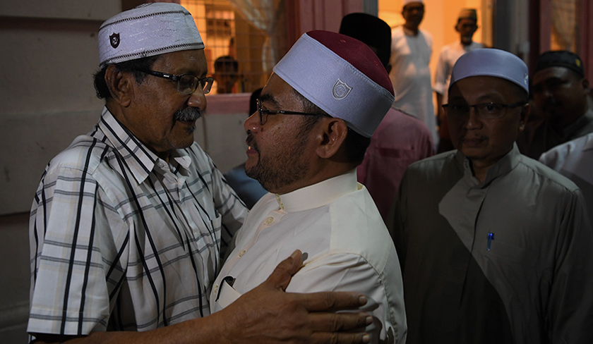 Mujahid memeluk Naib Presiden CAP Mohideen Abdul Kader semasa menziarahi jenazah S M Mohamed Idris di kediamannya, 17 Mei, 2019. Mohideen merupakan adik kepada Allahyarham. --fotoBERNAMA