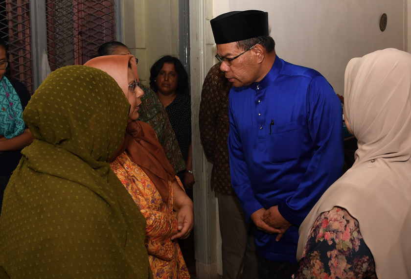 Saifuddin berbual dengan Khatijah Idris (dua, kiri), anak kepada SM Mohamed Idris semasa menziarahi jenazah Presiden CAP itu di kediamannya, 17 Mei, 2019. --fotoBERNAMA 