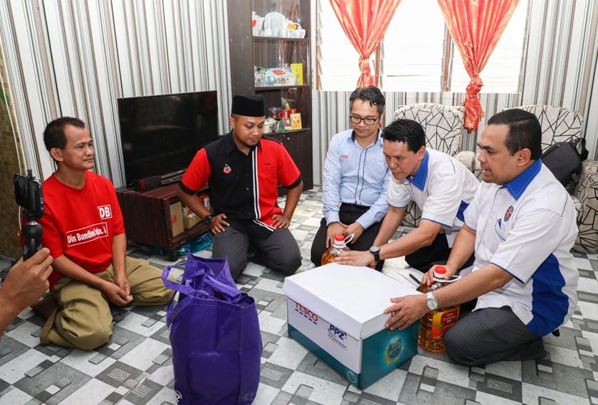 Pengurus Besar Tesco Extra Selayang, Khayrul Niddar Ahmad (tiga, kanan) berkata konsep wakalah itu adalah dengan mengembalikan semula wang zakat daripada potongan zakat gaji pekerja-pekerja Tesco bagi membantu golongan asnaf. - Foto PPZ MAIWP / Amirul Roshidi