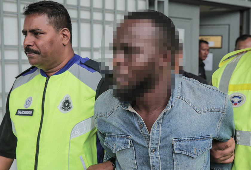 Warga Nigeria berumur 30-an itu ditahan pasukan polis ketika berada di tingkat bawah Cheras Sentral, Kuala Lumpur, semalam. - Foto Astro AWANI/SHAHIR OMAR