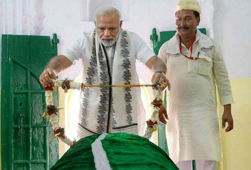 Perdana Menteri Narendra Modi melakukan lawatan ke kubur Sant Kabir pada Jun 2018 sempena ulang tahun ke-500 kematiannya. Foto DNA India