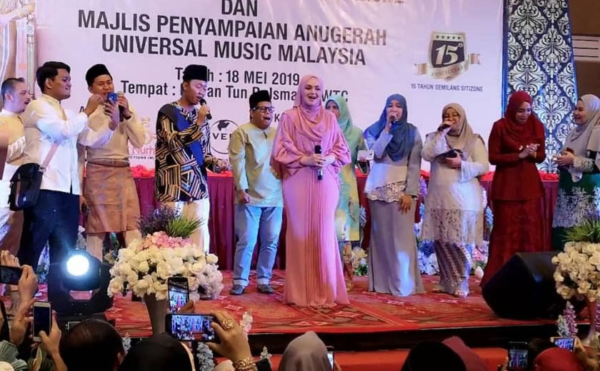 Siti bersama para peminatnya menyampaikan lagu Sesuci Lebaran.