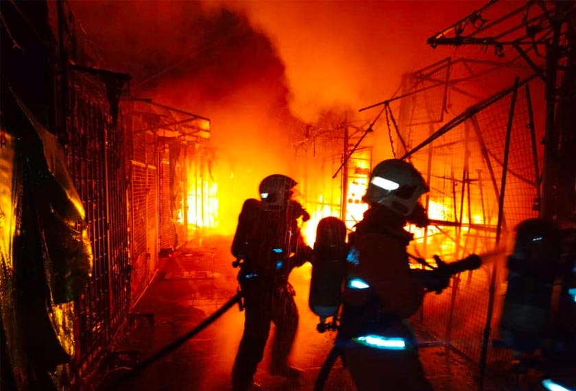 Kebakaran telah berjaya dikawal kira-kira 20 minit oleh anggota Bomba. - Foto Jabatan Bomba dan Penyelamat Malaysia