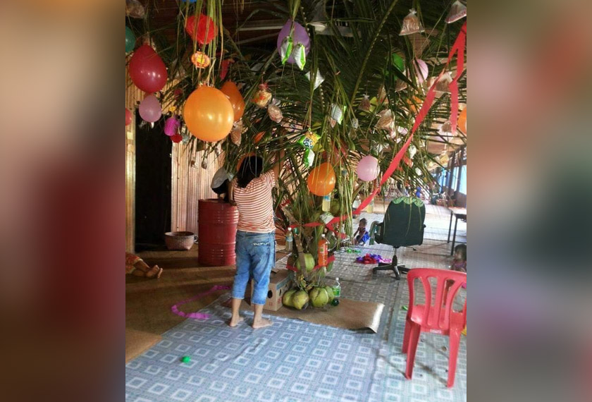 Pohon Ranyai dihiasi akan dihiasi dengan pelbagai jenis barangan terdiri daripada makanan dan minuman.