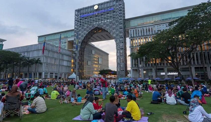 Jika di Terengganu Drawbridge, warga kota pula pilih Putrajaya untuk berbuka puasa - Foto Astro AWANI