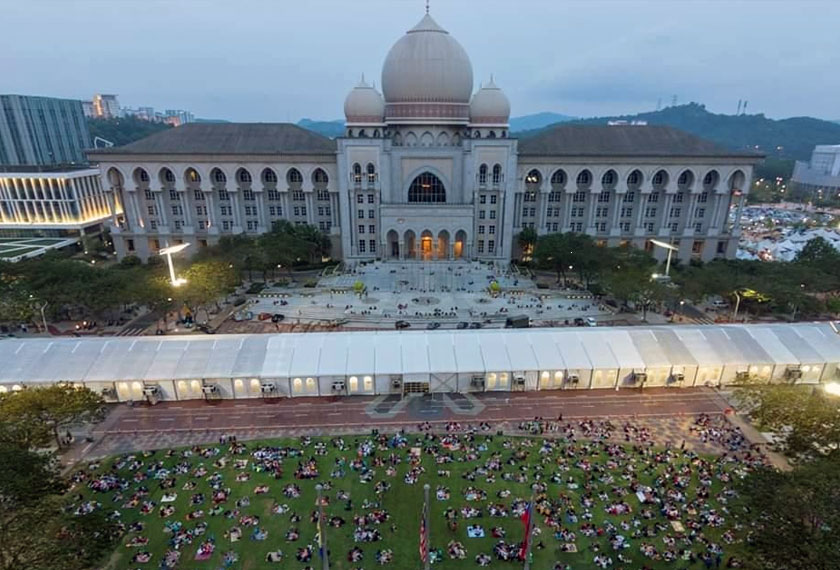 Kawasan yang paling menjadi tumpuan ialah kawasan padang berhadapan pintu gerbang yang berhampiran tapak bazar tersebut yang sering kali menjadi pilihan warga kota. - Foto Astro AWANI