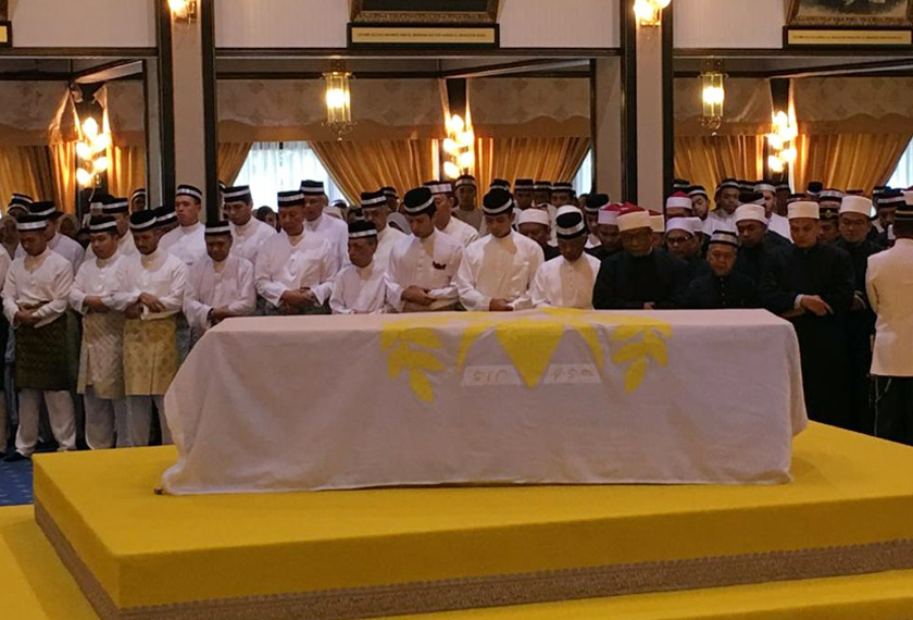 YDP Agong Al-Sultan Abdullah Ri’ayatuddin Al-Mustafa Billah Shah menunaikan solat jenazah untuk Almarhum Paduka Ayahanda Sultan Ahmad Sha