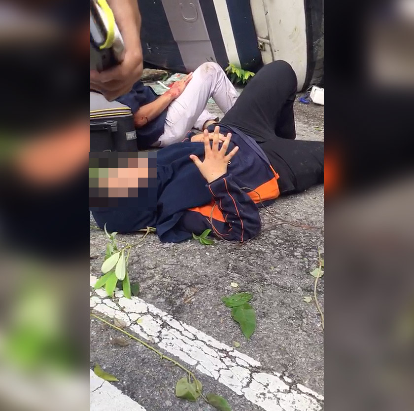 Beberapa penumpang yang cedera, dibaringkan di satu sudut sementara menunggu prosedur rawatan awal. - Foto: Media sosial