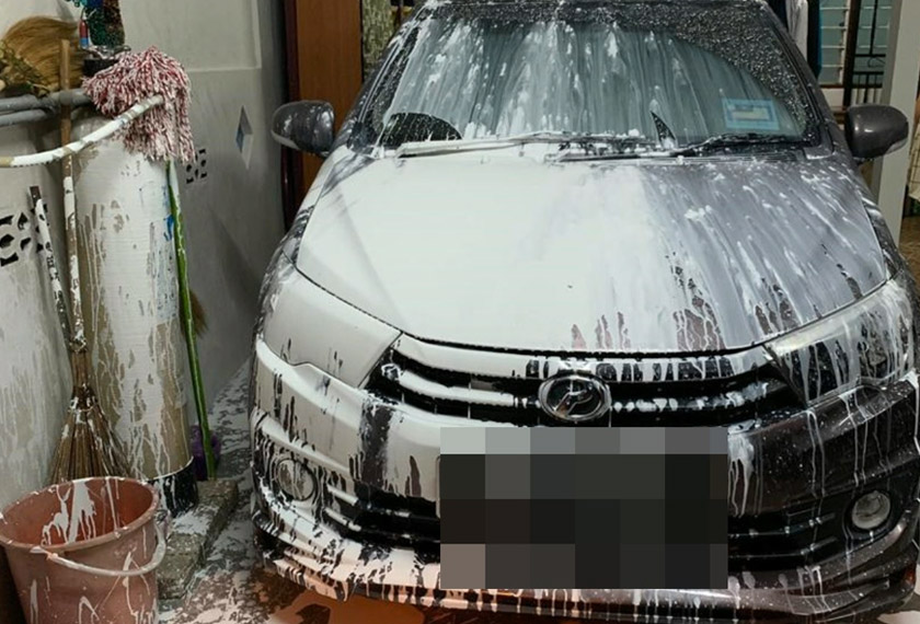 Sebelum ini, kereta mangsa disimbah cat putih ketika kenderaan itu diparkir di rumahnya. - Astro AWANI