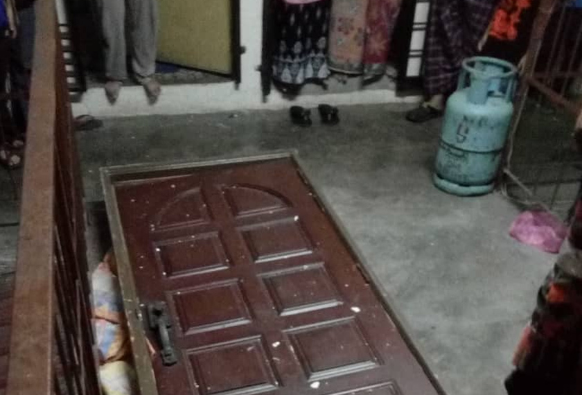 Letupan turut meyebabkan cermin tingkap pada bahagian dapur pecah selain kabinet dapur turut rosak dan beberapa pintu tertanggal. - Foto Ihsan JBPM