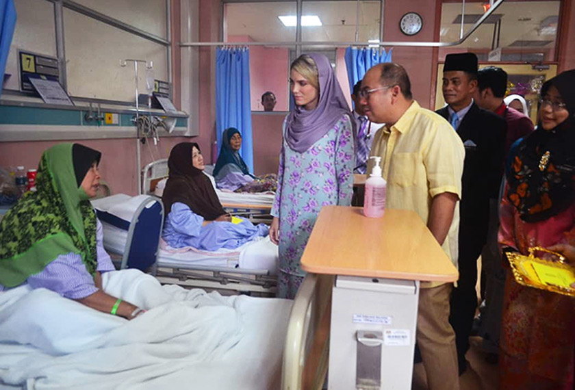 Tengku Mahkota dan isteri meluangkan masa lebih satu jam melawat 67 pesakit di Wad Puteri dan Anggerik sambil mengurniakan zakat dan sumbangan peribadi kepada pesakit. - Foto Astro AWANI