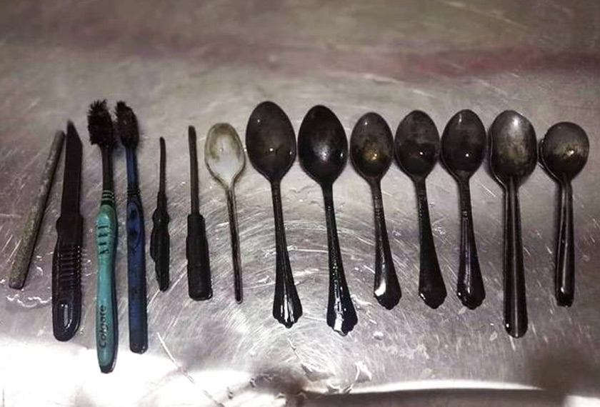 Hasil pembedahan mendapati terdapat lapan sudu, dua berus gigi, dua pemutra skru kecil, satu pisau dan satu batang besi kecil dalam perut pesakit itu. Foto: Times of India