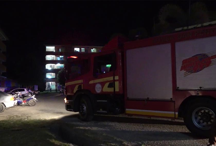 Ketika bomba sampai api marak sedang membakar rumah di tingkat empat berkenaan. - Foto Astro AWANI