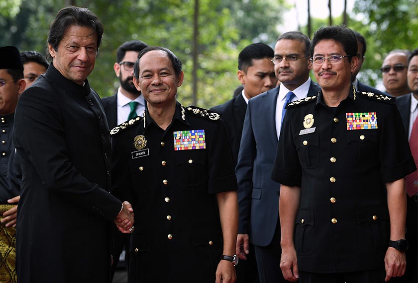 Perdana Menteri Pakistan Imran Khan (kiri) disambut Ketua Pesuruhjaya Suruhanjaya Pencegahan Rasuah Malaysia (SPRM Datuk Seri Mohd Shukri Abdull (dua, kiri) ketika lawatan beliau di Ibu Pejabat SPRM November tahun lalu. - Foto Bernama