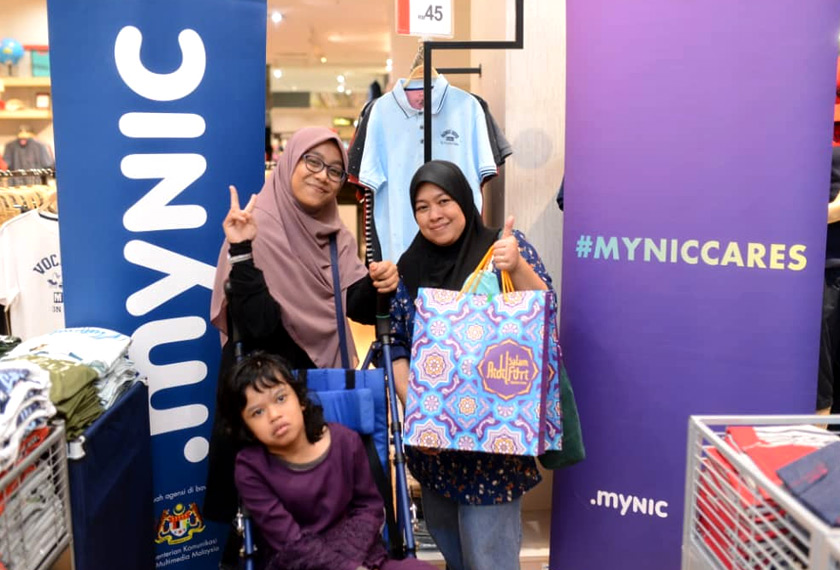 Keluarga asnaf bersama sumbangan yang diterima.