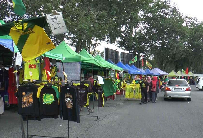 Perkarangan Stadium Darul Aman jadi medan tumpuan penyokong pasukan Lang Merah bagi mendapatkan jersi Hijau Kuning. - Astro AWANI