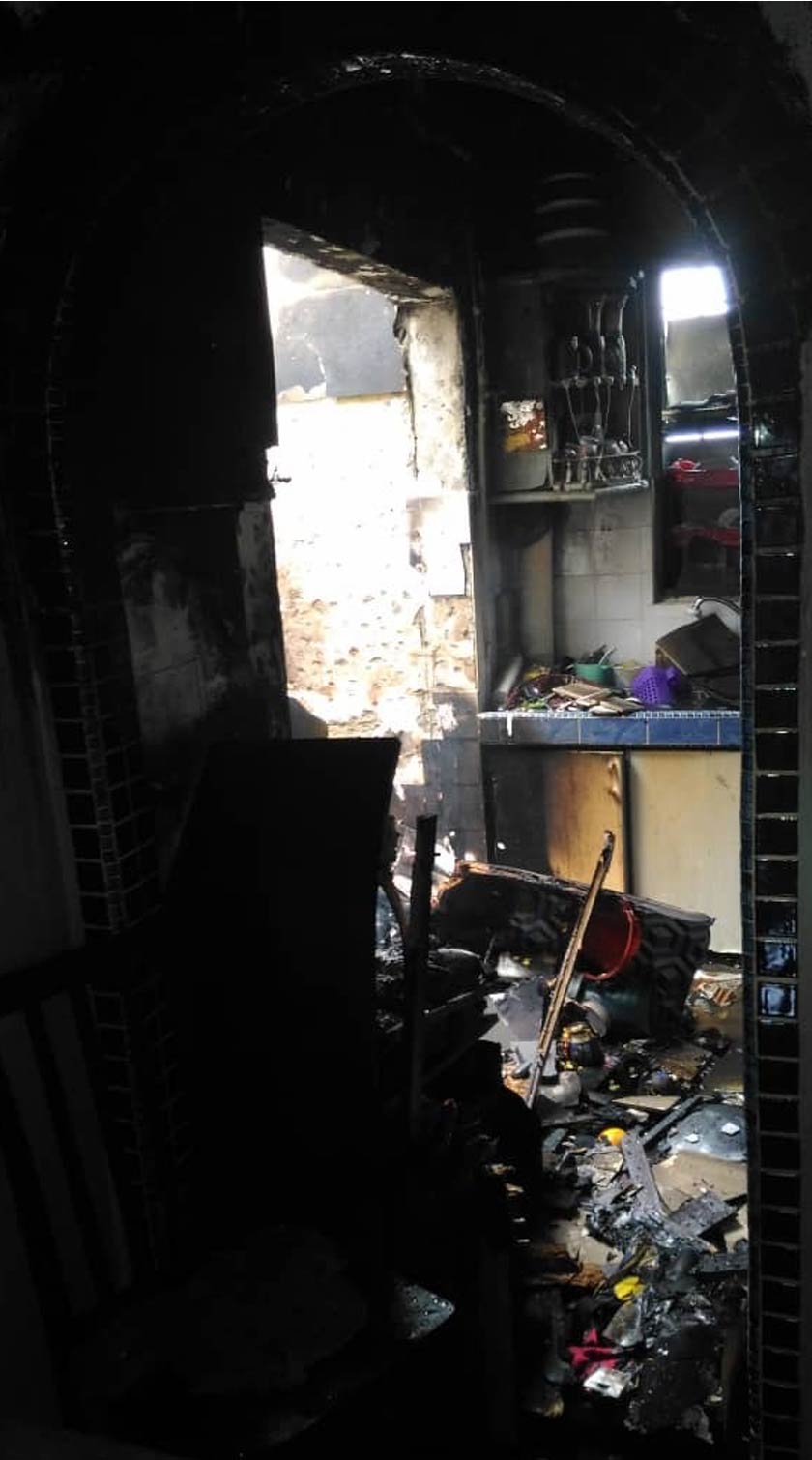 Salah satu unit di tingkat 19 Kondo Rakyat Pantai Dalam, Kuala Lumpur yang mengalami kebakaran.