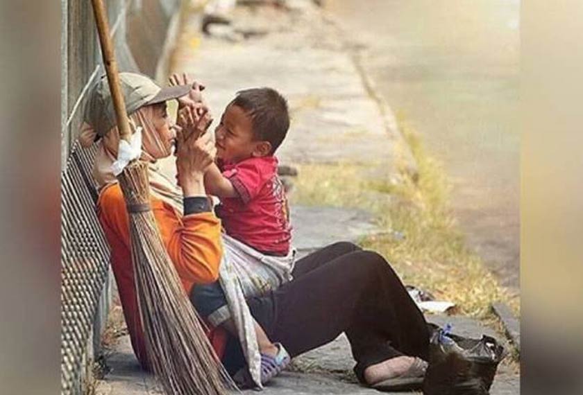 Gambar terakhir yang dikongsi netizen Lina sedang bermain dengan anaknya selepas selesai melakukan kerjanya sebagai tukang sapu.