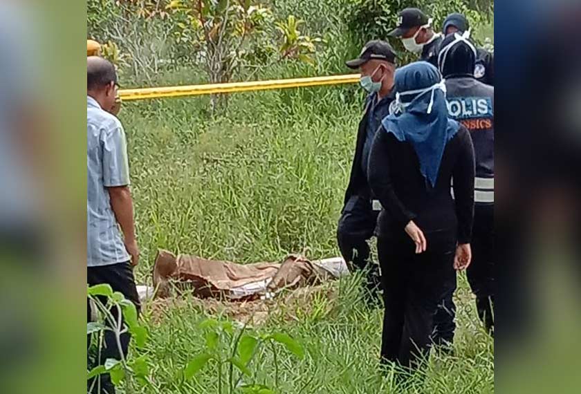 Apabila bungkusan dibuka, didapati terdapat sebatang pokok pisang dikerat empat bahagian dengan dibungkus sehelai karpet dan kain kapan. - Foto Astro AWANI