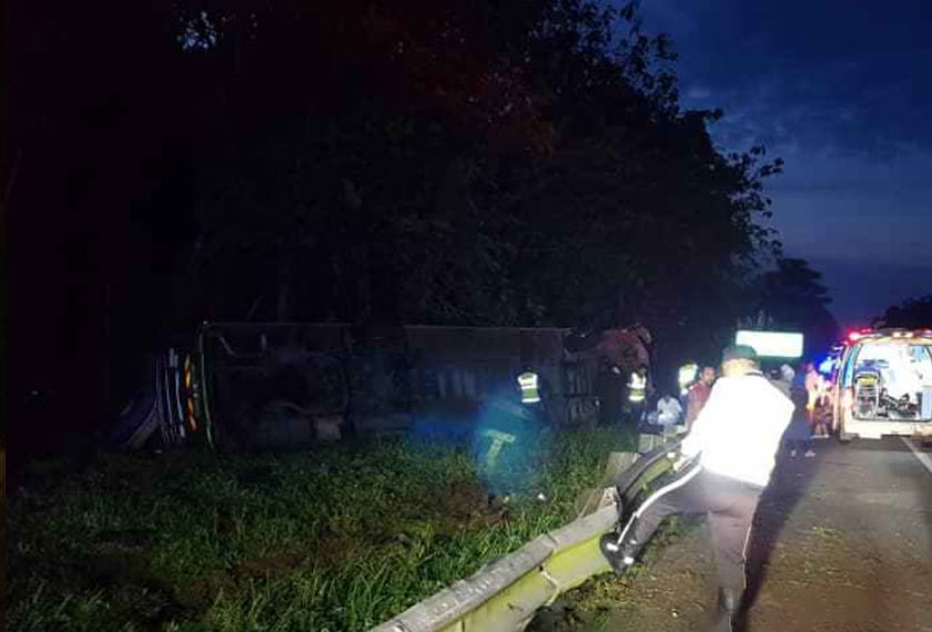 Kesemua mangsa terdiri daripada 12 orang warga Indonesia dan dua warga Nepal berumur antara 21 hingga 42 tahun, dibawa ke Hospital Tapah untuk rawatan. - Foto PDRM