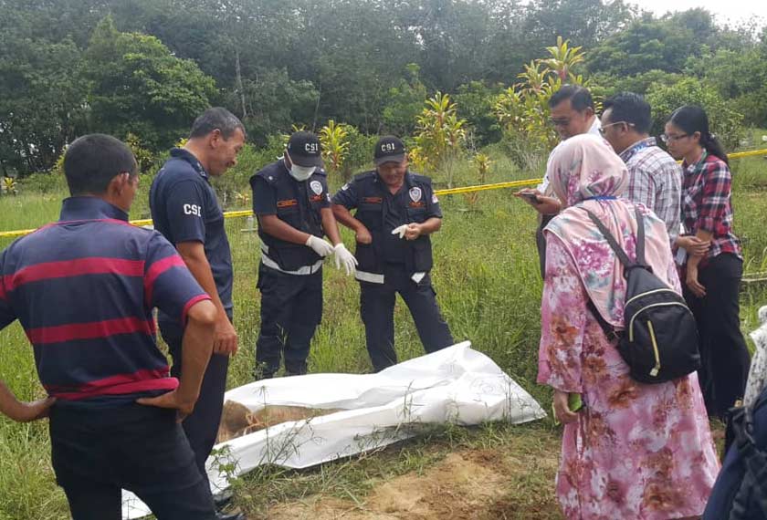 Selepas proses menggali selesai, didapati terdapat satu bungkusan putih seperti mayat ditanam di kedalaman 0.3 meter dan panjang 2.1 meter lengkap berkain kafan seperti jenazah. - Foto Astro AWANI