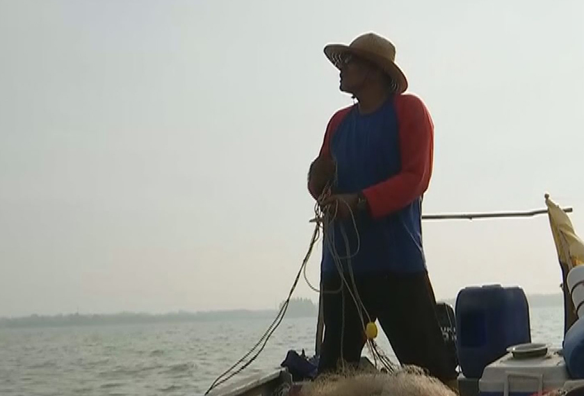 Memandangkan bot itu terdampar, dan matahari semakin meninggi, beliau tiada pilihan lagi melainkan terus menebarkan jaring hanyut. - Foto Astro AWANI