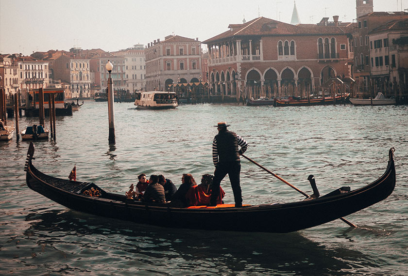 Grand Canal merupakan terusan yang menjadi tarikan pelancong untuk menaiki gondola. - gambar hiasan
