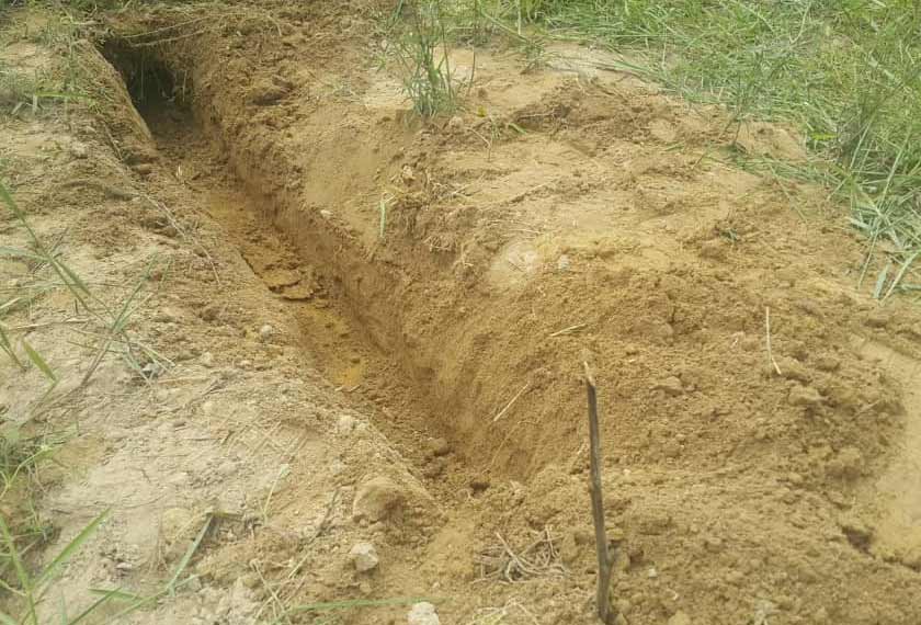 Kubur tidak bertanda itu dipercayai ditanam pengamal perubatan untuk mengubati sihir salah seorang pesakitnya sehingga menyebabkan penduduk curiga. - Foto Astro AWANI