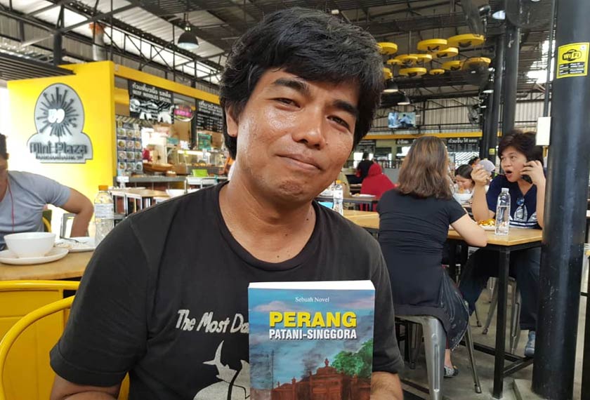 Isma Ae Mohamad, 37, penulis buku berketurunan Melayu-Patani yang kini bergelar anak rantau di Bangkok menunjukkan buku terbaharunya 'Perang Patani-Singgora'.