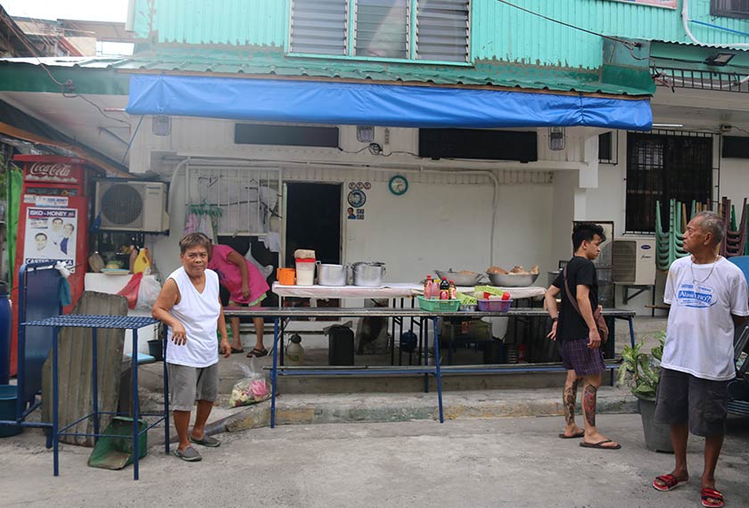 Edith (kiri) mengusahakan warung makan di Tondo yang masih sering dikunjungi Isko hingga ke hari ini. Pasukan Ceritalah