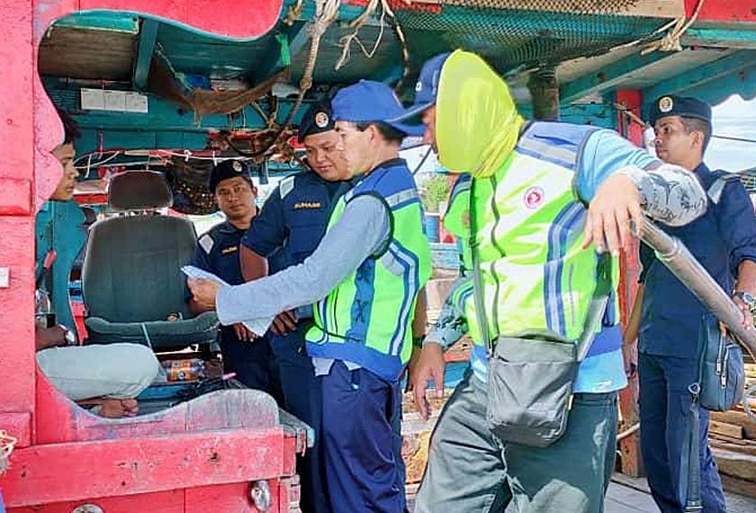Operasi bersama ini juga dilakukan bertepatan dengan Projek Rintis Agensi Anti dadah Kebangsaan dalam menangani masalah sosial tersebut. - Foto Maritim Malaysia
