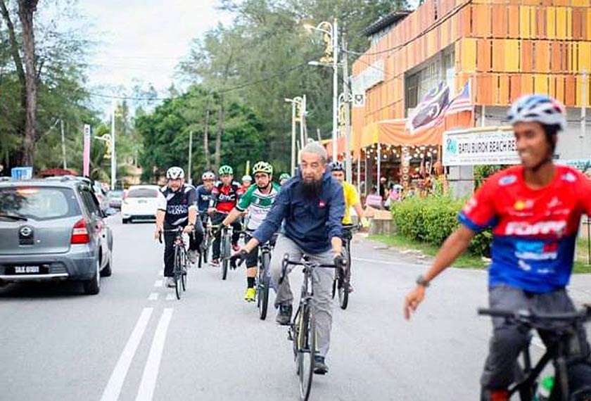 Azhar (dua dari kanan) ketika menyertai kayuhan santai bersama Wan Sukairi di sekitar bandar Kuala Terengganu. - Foto Facebook Wan Sukairi Wan Abdullah