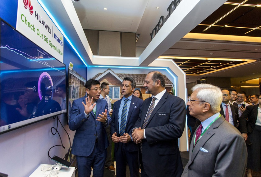 Menteri Komunikasi dan Multimedia, Gobind Sing Deo diberikan penerangan sewaktu menghadiri Maxis Business SPARK Summit 2019 di ibu negara hari ini. - Foto Maxis