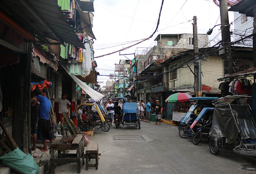 Kawasan kejiranan Moriones di Tondo yang padat penduduk dan ramai warga yang miskin, merupakan tempat di mana Isko menghabiskan masa kecilnya. Pasukan Ceritalah 