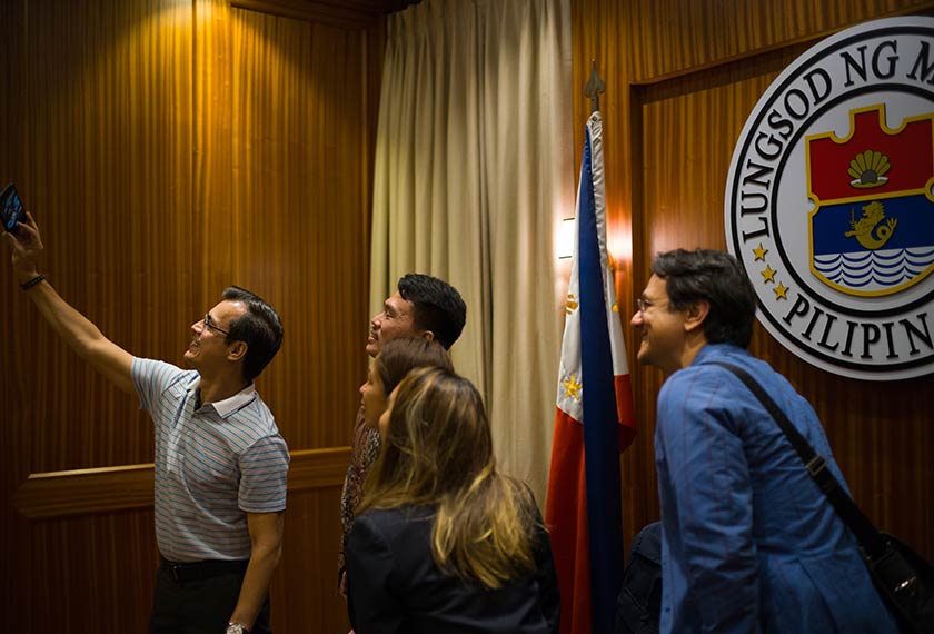 Isko si 'Datuk Bandar Selfie', seperti yang dikenali di Filipina, mengajar Pasukan Ceritalah cara mengambil swafoto yang betul. Carlo Gabuco / Pasukan Ceritalah 