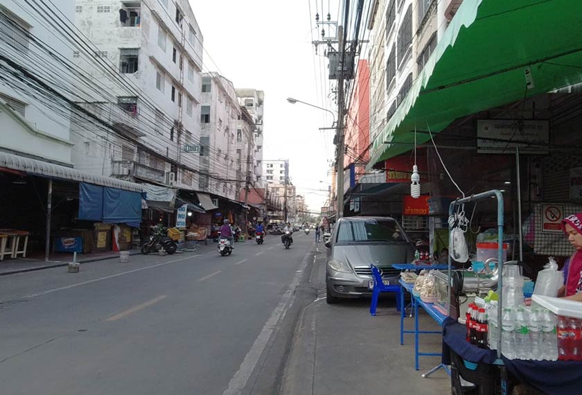 Bangunan pangsapuri dan asrama menjadi pemandangan biasa di Soi 53 Ramkhamhaeng.