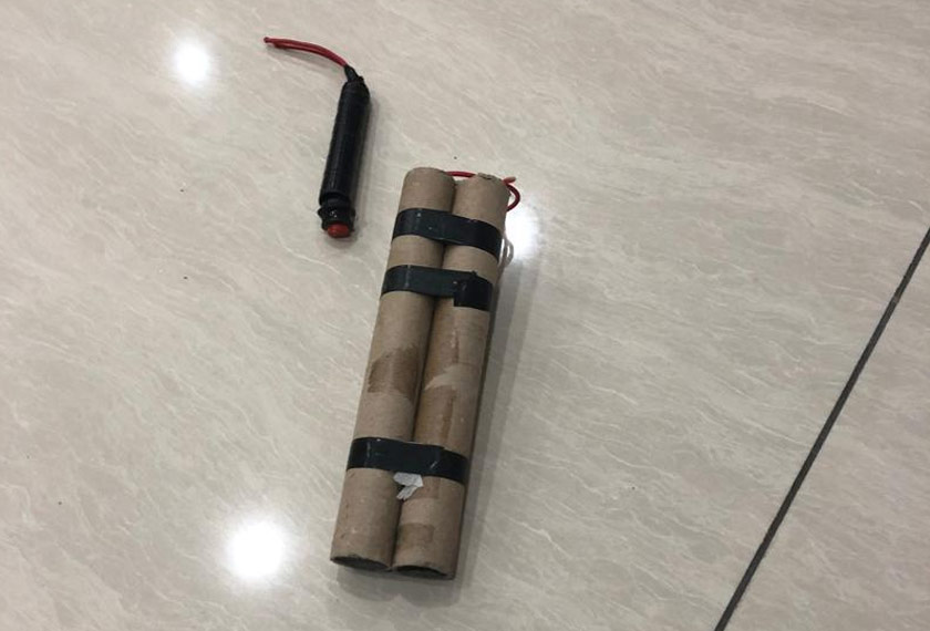 Suspek dipercayai  telah meletakkan dua butir bom jenis 'dynamite' di belakang pintu masuk rumah mangsa. - Foto PDRM