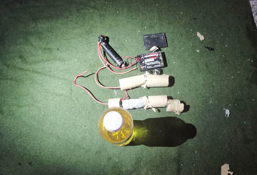 pemeriksaan Unit Pemusnah Bom Kontijen Polis Pulau Pinang mendapati terdapat dua objek seperti  IED jenis dynamite namun di percayai bom palsu buatan sendiri dalam rumah itu. - Foto PDRM