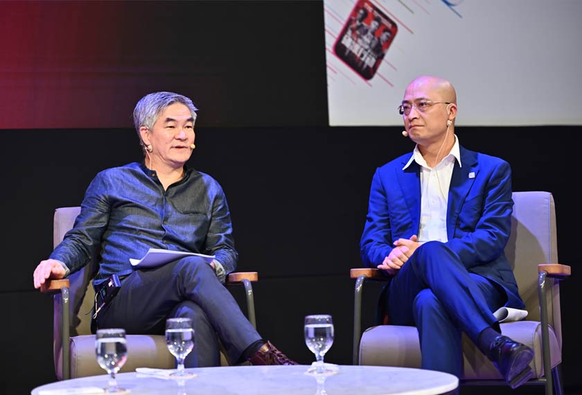 Henry Tan (kiri) dan Yang Xianghua (kanan) menjawab soalan pemberita dalam sesi sidang media selepas pelancaran aplikasi iQIYI. - ASTRO