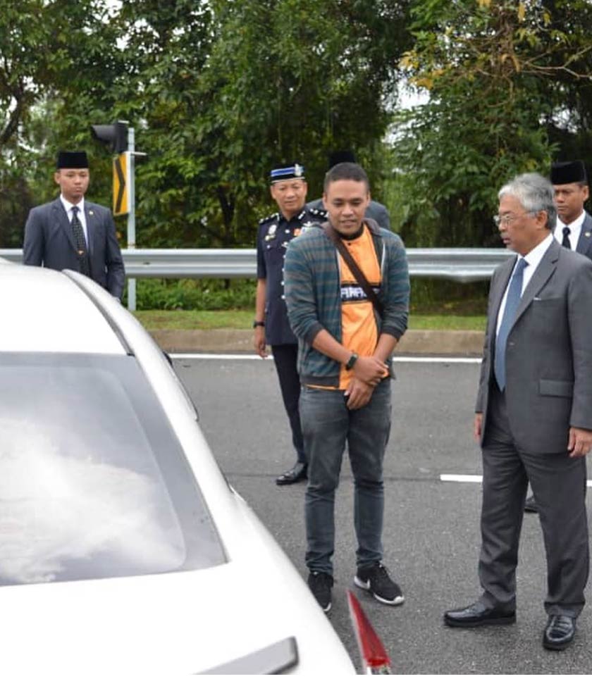 Keprihatinan Al-Sultan Abdullah Ri'ayatuddin Al-Mustafa Billah Shah terhadap mangsa kemalangan jalan raya terserlah apaboila baginda mencemar duli bertanya khabar mangsa  kemalangan di sekitar Putrajaya pada Jumaat. - Gambar Instagram Istana Negara
