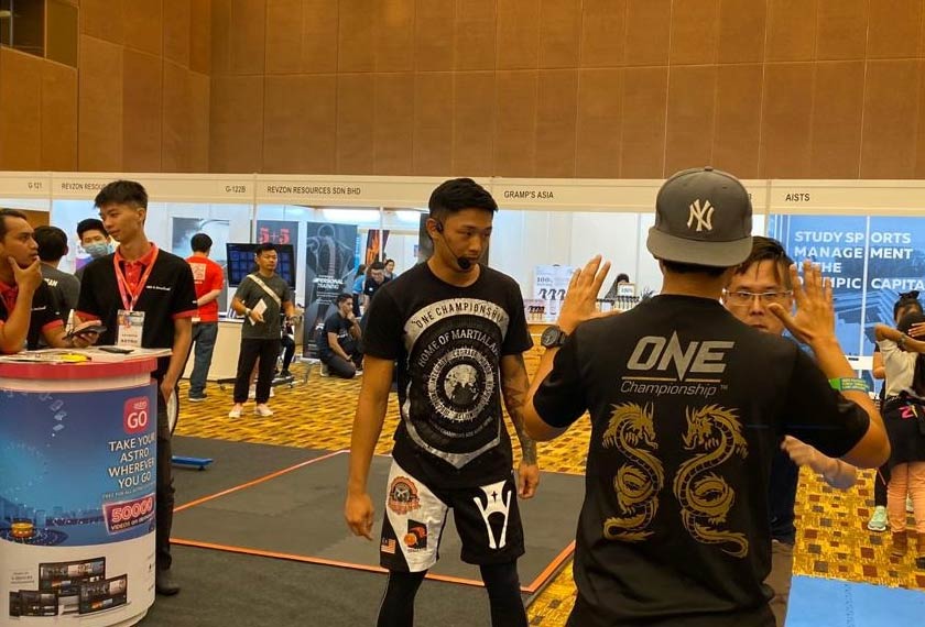 Subba mengajar teknik asas kepada peserta yang hadir dalam bengkel percumanya di acara GOIFEX. - Astro AWANI/ ISABELLE LEONG