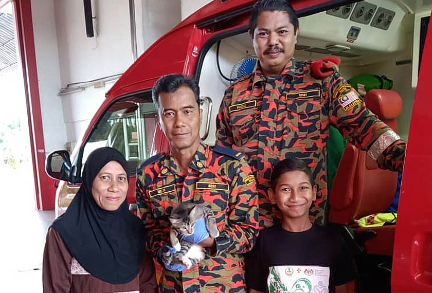 Yang Zulaihan datang ke BBP Kuala Kangsar bersama kucing peliharaan dan anaknya. Foto JBPM Perak