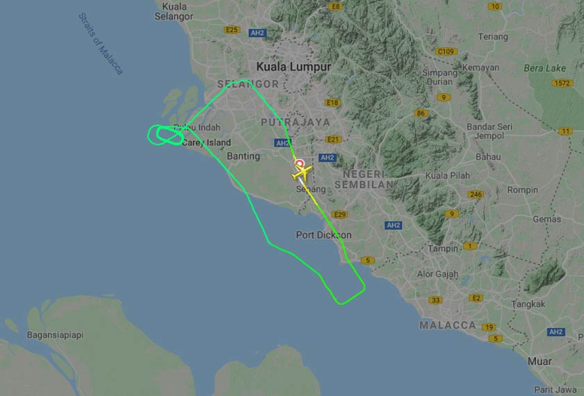 Pesawat itu berlegar lebih kurang dua jam di ruang udara Selat Melaka. - flightradar
